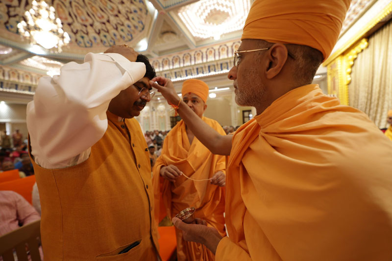 High Commissioner Mr. Bishwadip Dey took the blessings of Shri Mahant Swamy Maharaj, present Guru and President of BAPS – photo 2