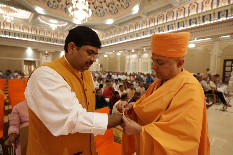 High Commissioner Mr. Bishwadip Dey took the blessings of Shri Mahant Swamy Maharaj, present Guru and President of BAPS – photo 3