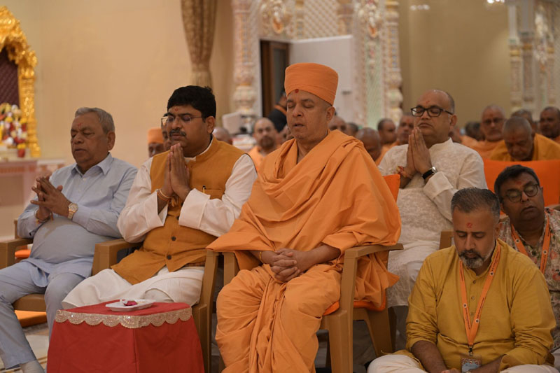 High Commissioner Mr. Bishwadip Dey took the blessings of Shri Mahant Swamy Maharaj, present Guru and President of BAPS – photo 4