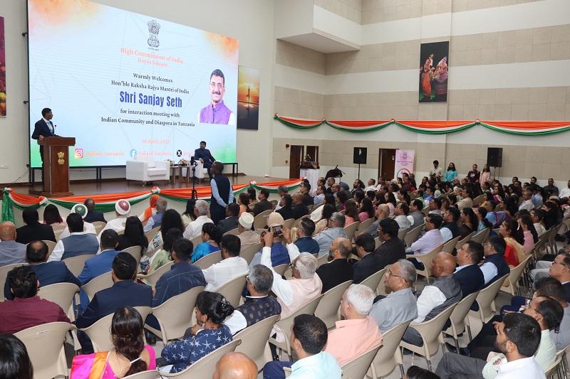 Hon'ble Raksha Rajya Mantri of India Shri Sanjay Seth interacted with the Indian Community and Indian Diaspora at the Hi – photo 13