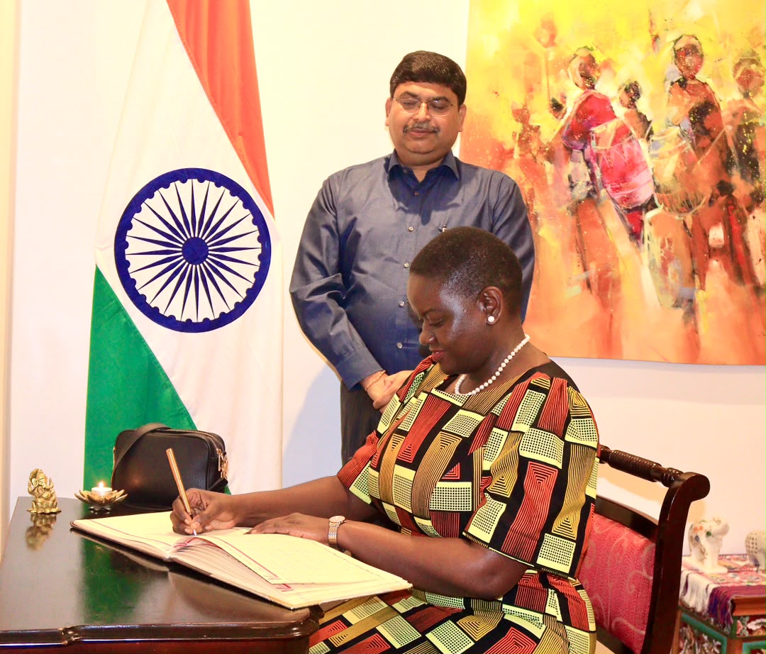 High Commissioner Shri Bishwadip Dey hosted a pre-departure dinner at India House, Dar es Salaam, for thirty Tanzanian d – photo 2