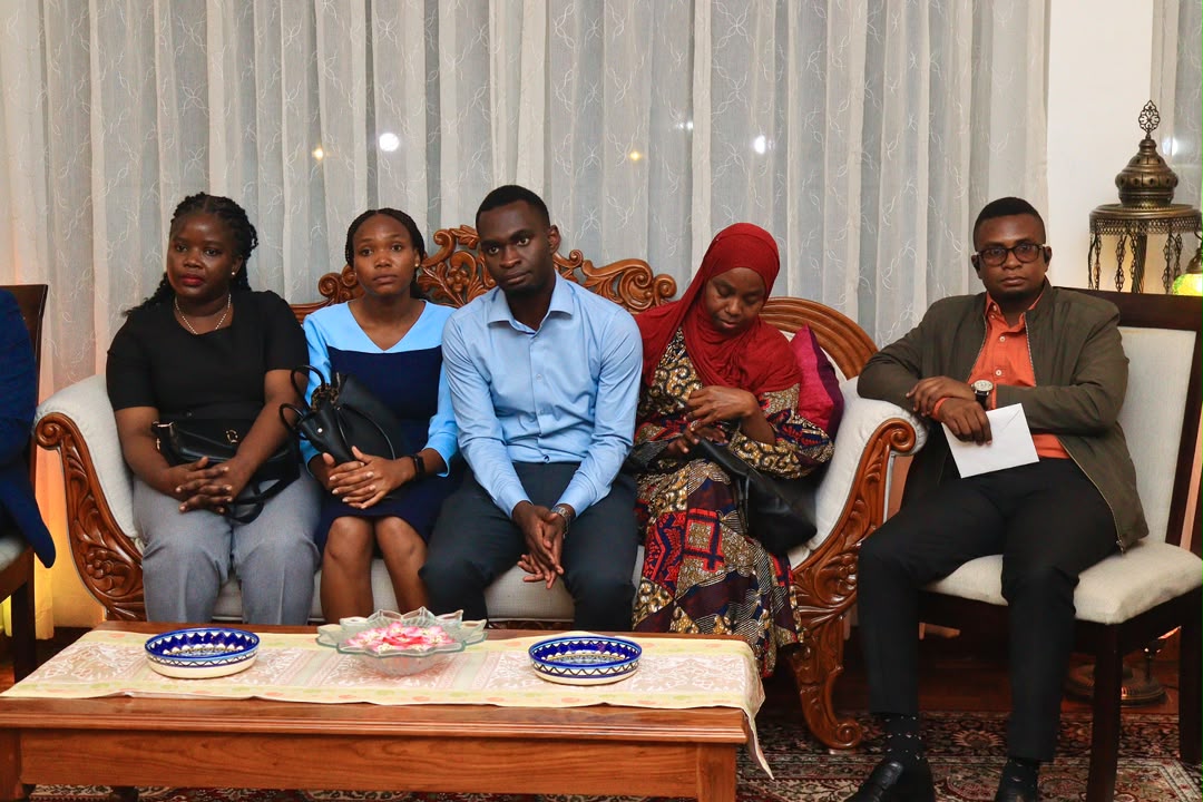 High Commissioner Shri Bishwadip Dey hosted a pre-departure dinner at India House, Dar es Salaam, for thirty Tanzanian d – photo 3