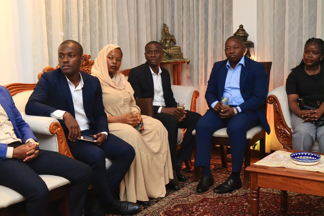 High Commissioner Shri Bishwadip Dey hosted a pre-departure dinner at India House, Dar es Salaam, for thirty Tanzanian d – photo 4